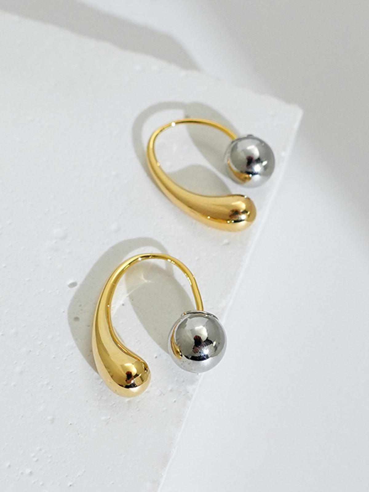 Abstract curved earrings in two shades for a trendy look