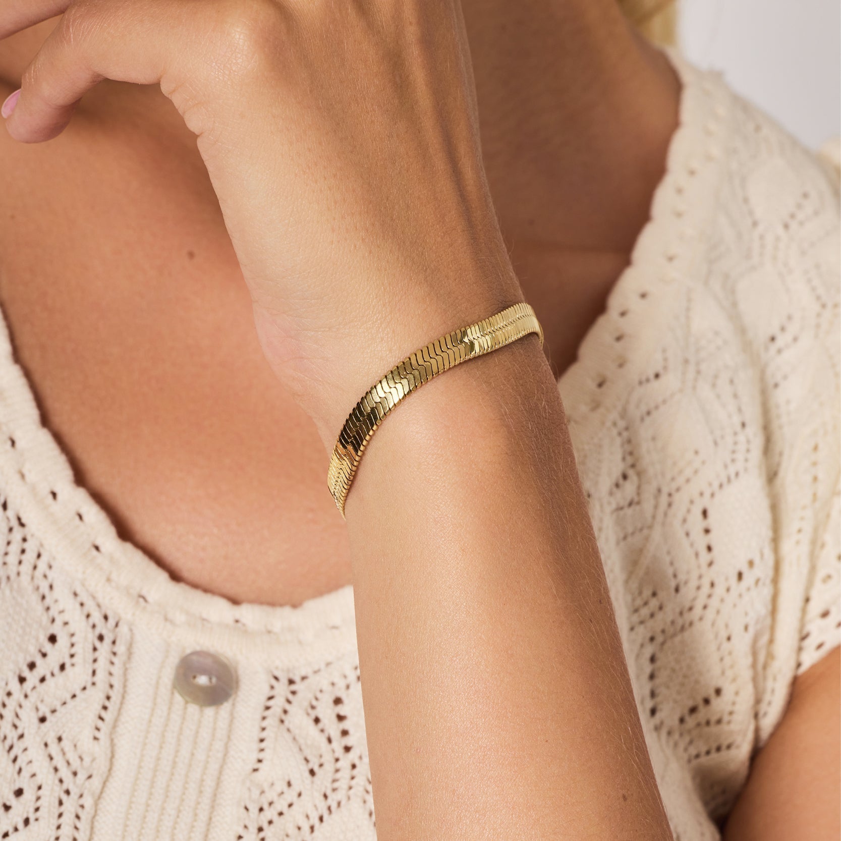 Stylish bracelet with rotating link made of stainless steel