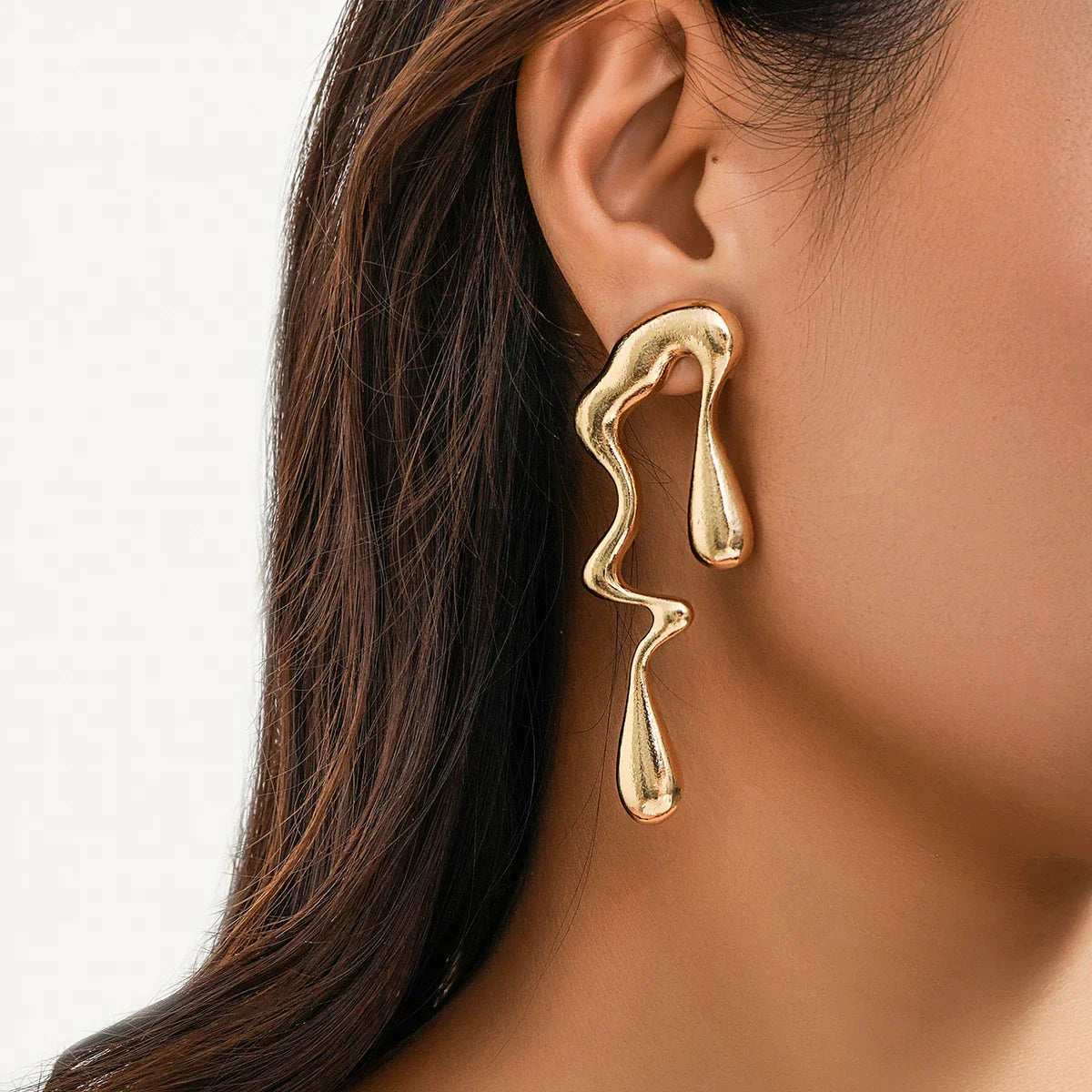 Sculpture Ear Cuff Flowing Drops with Distinctive Appearance