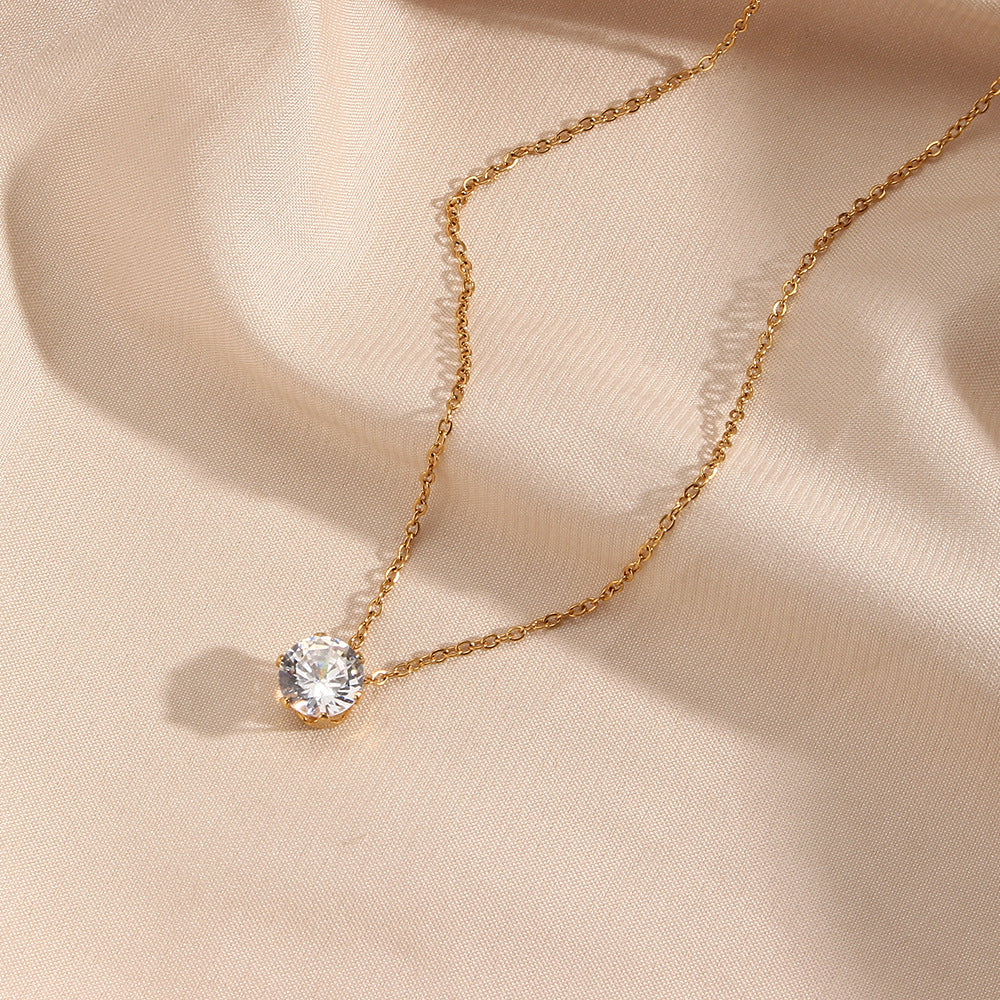 Elegant Gold Necklace with a Stunning Solitaire for an Exceptional Style