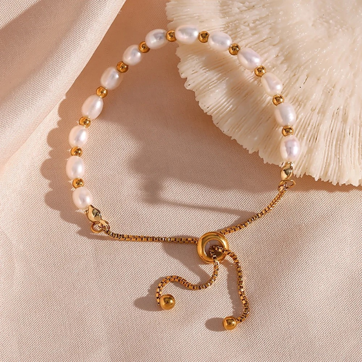 Elegant bracelet with luxurious pearls