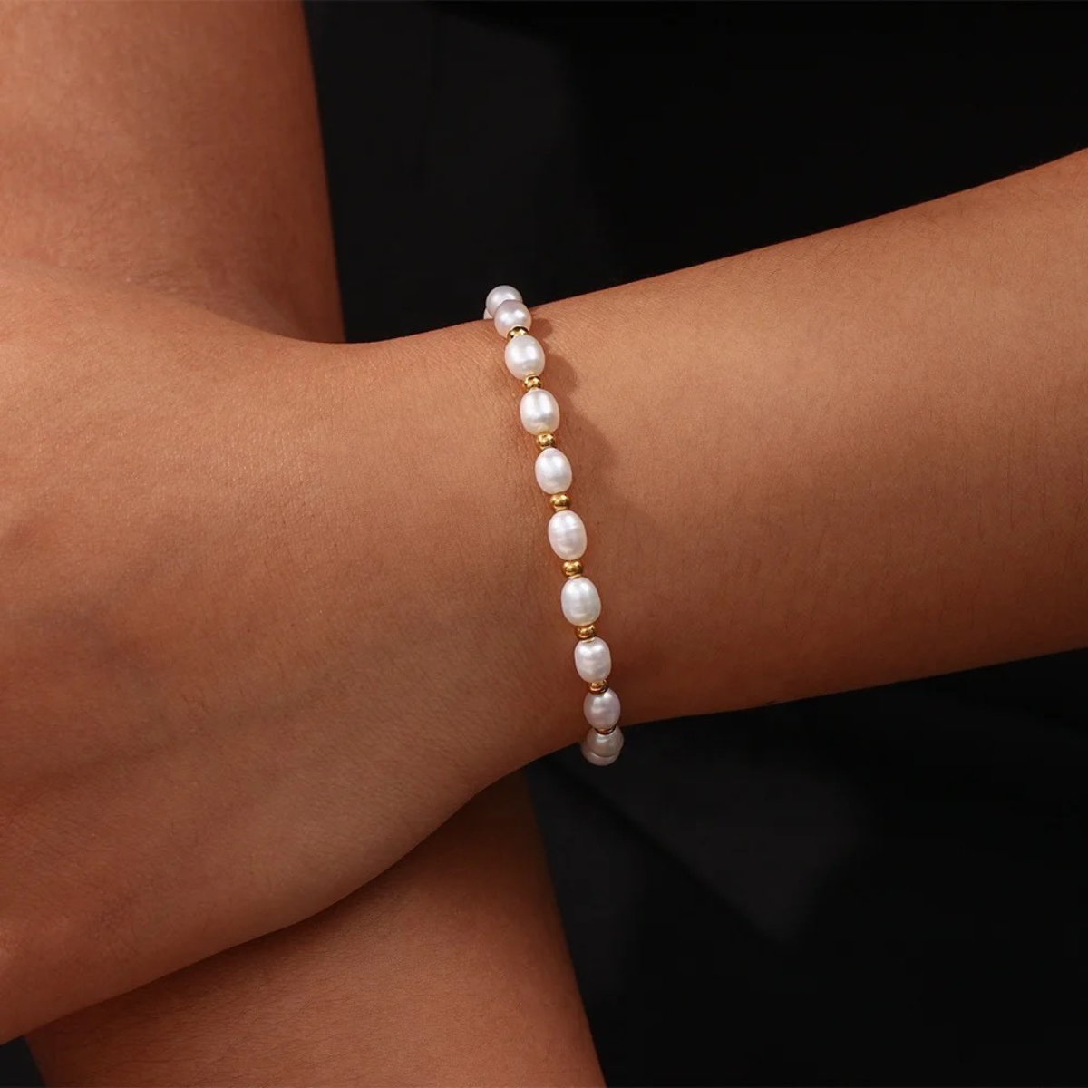 Elegant bracelet with luxurious pearls