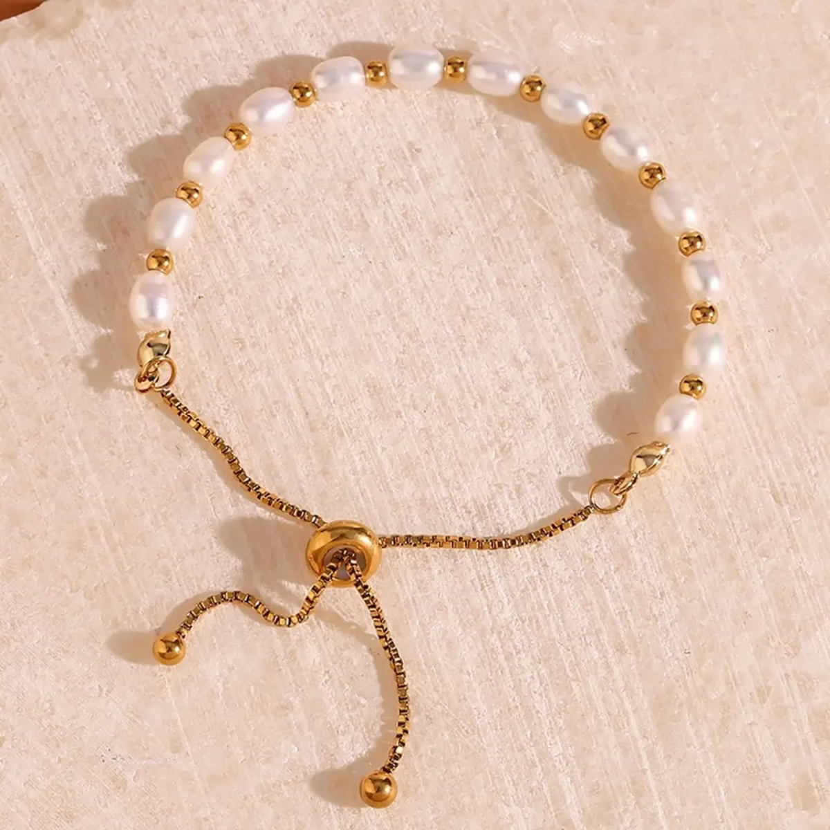 Elegant bracelet with luxurious pearls
