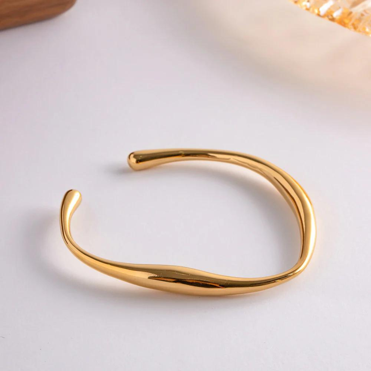 Elegant swirling bracelet for any occasion