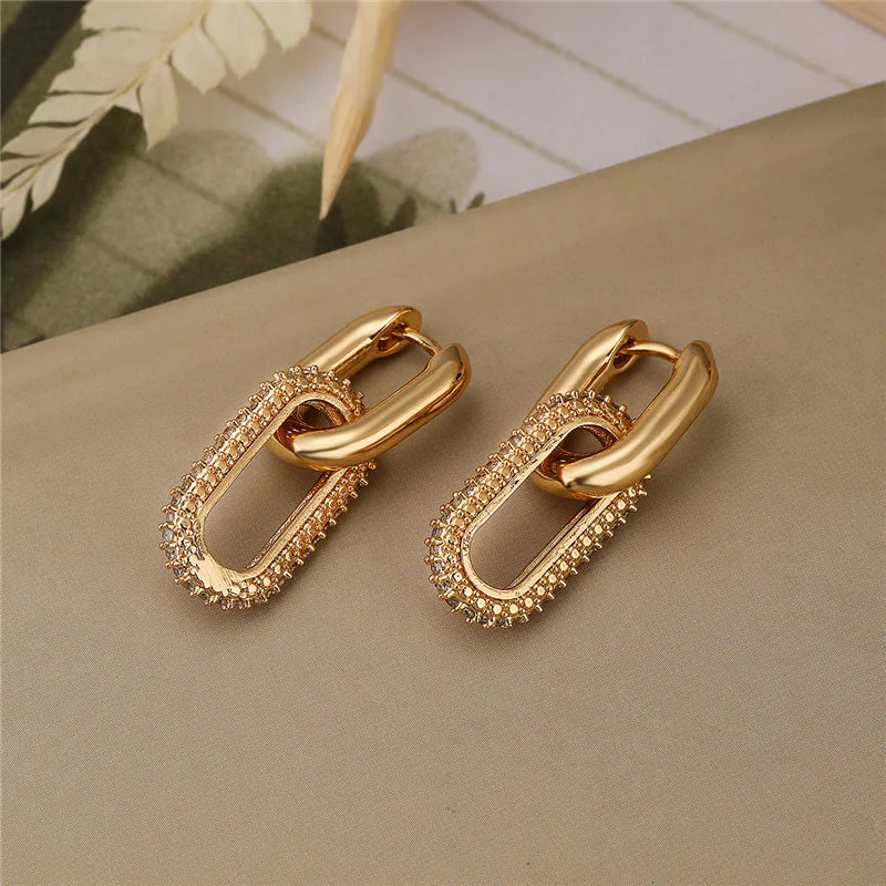 Two-link chain earring with zirconium elements