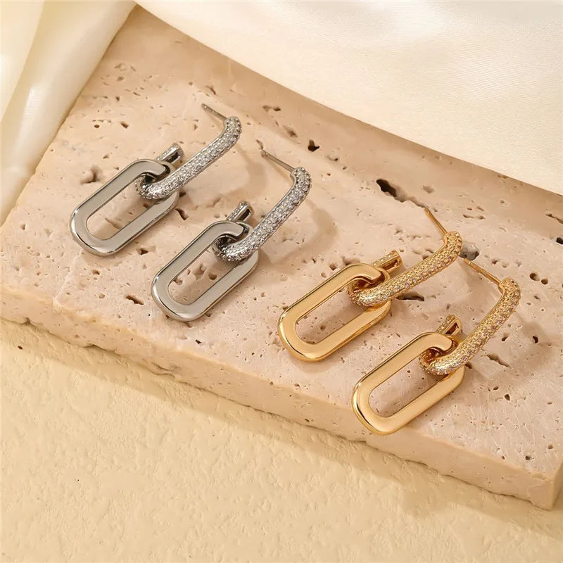 Two-link chain earring with zirconium elements