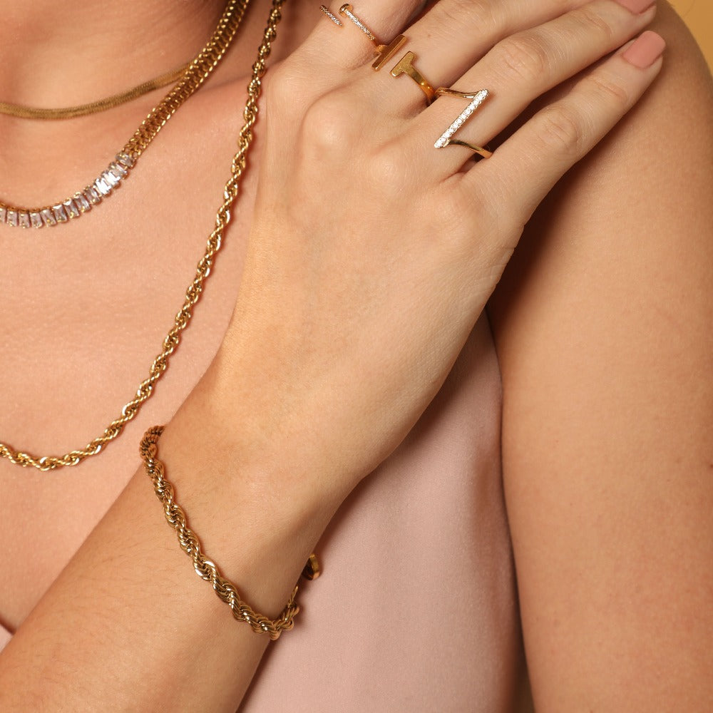 Elegant twisted bracelet for a stylish look