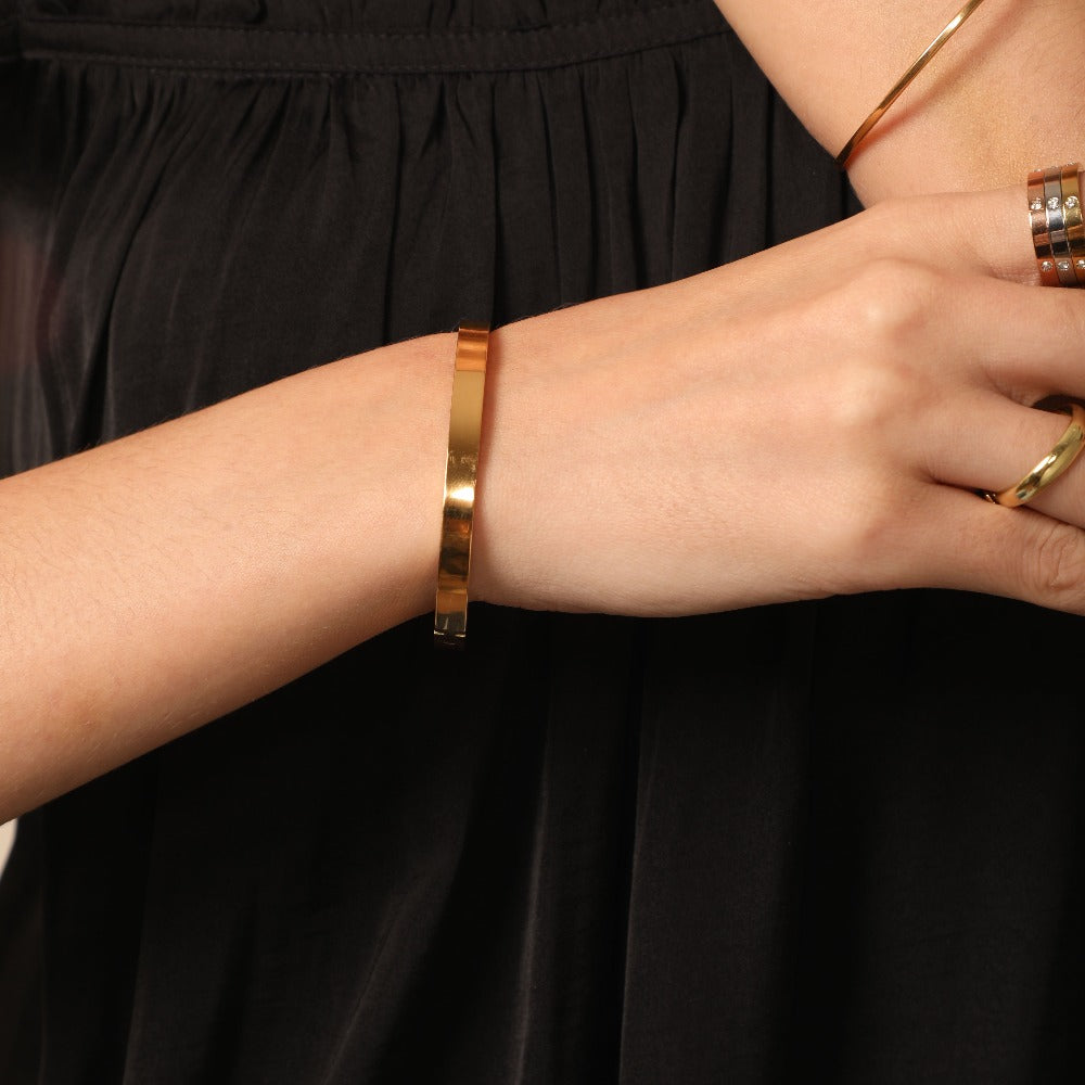 Elegant Engraving Bracelet for a Unique Touch