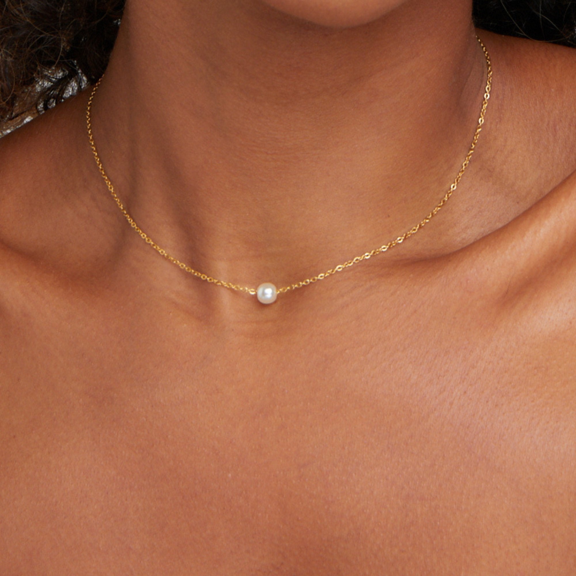 Elegant solitaire necklace with gold pearl - classic and style combined